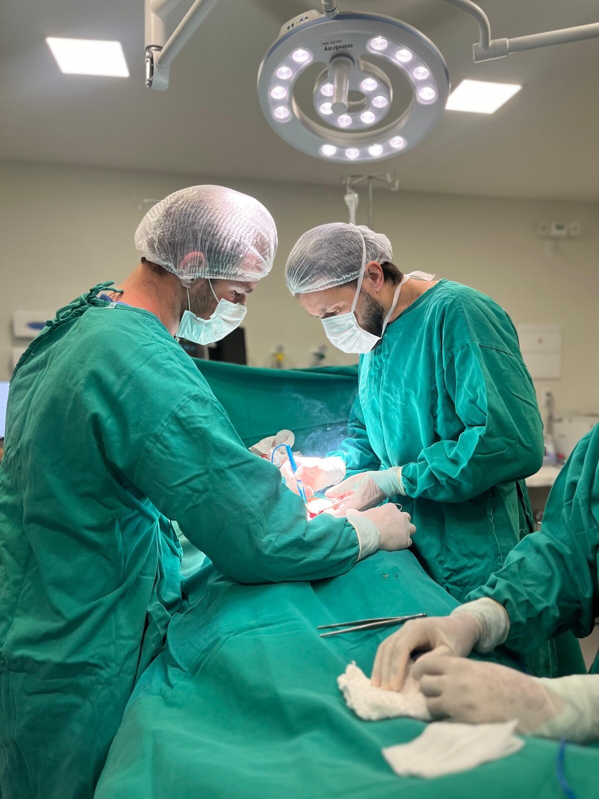 Dr. Edson Ristow Jr. durante procedimento cirúrgico