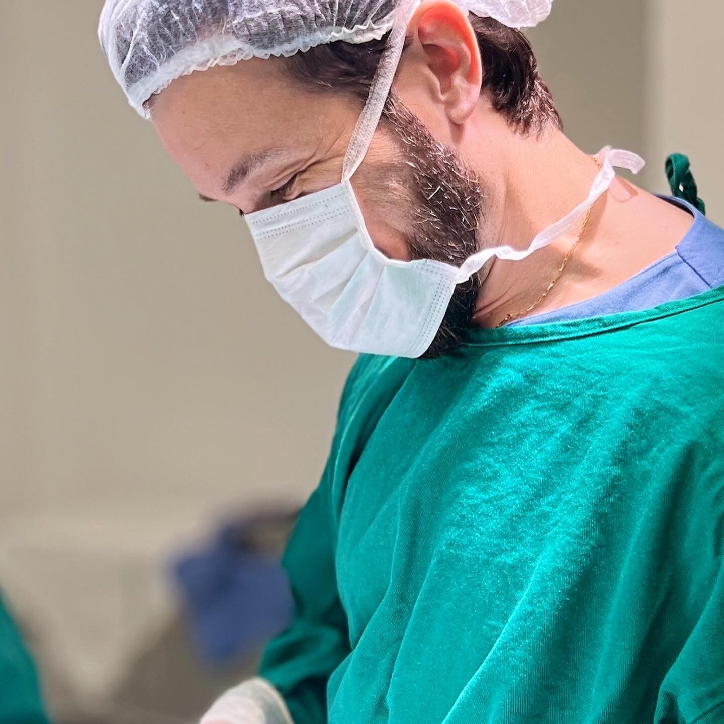 Dr. Edson Ristow Jr., cirurgião geral e endoscopista em Brusque, SC, durante procedimento cirúrgico