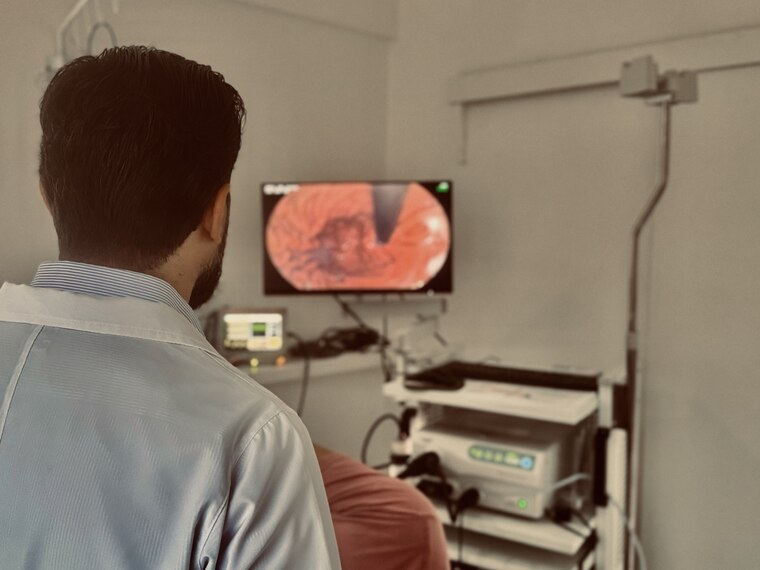Dr. Edson Ristow Jr. realizando endoscopia digestiva, acompanhando o exame em tempo real pelo monitor