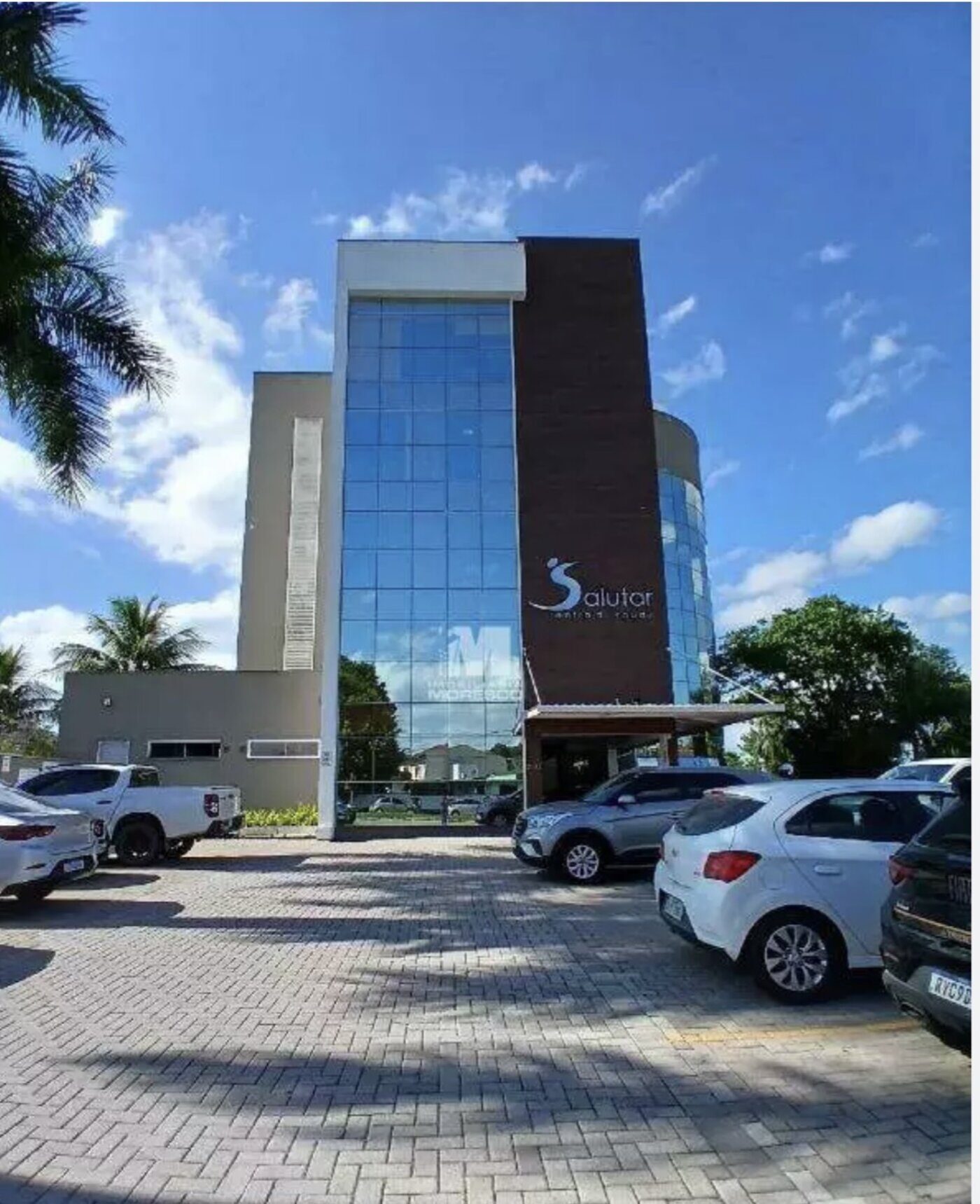 Fachada do Salutar Centro de Saúde, em Brusque, SC, com estacionamento próprio